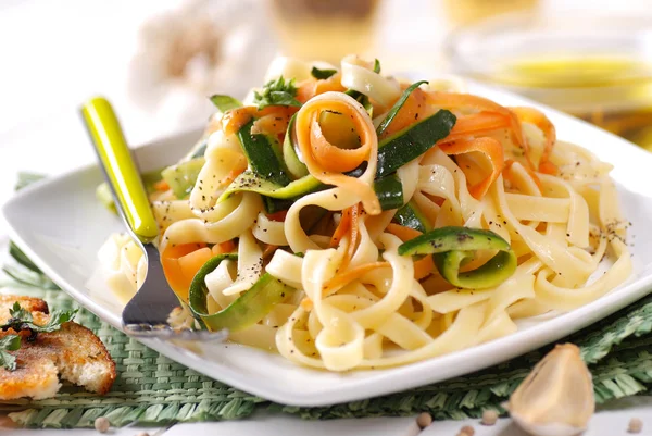 Italian pasta noodles with assorted vegetables — Stock Photo, Image