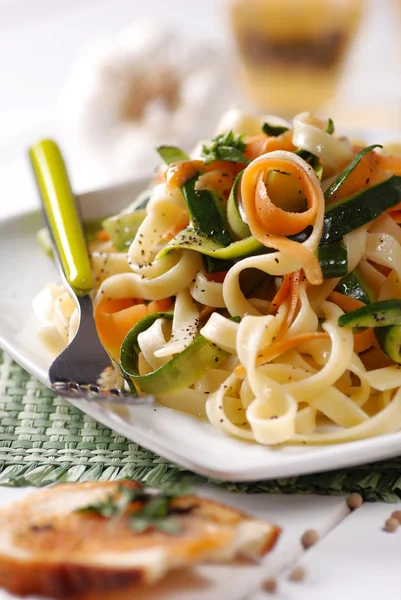 Nouilles italiennes aux légumes variés — Photo