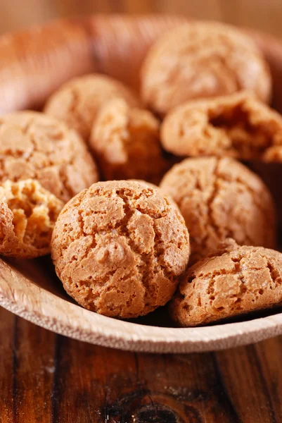 Amaretti en el cuenco de madera —  Fotos de Stock