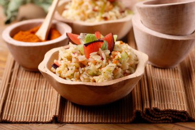 meyve ile baharatlı pilav