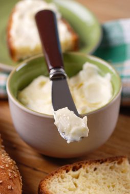 Masanın üzerine tereyağı