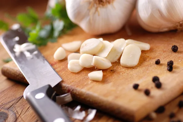 Frischer Knoblauch auf Holztisch — Stockfoto