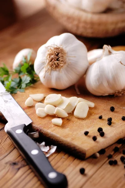 Färsk vitlök på träbord — Stockfoto