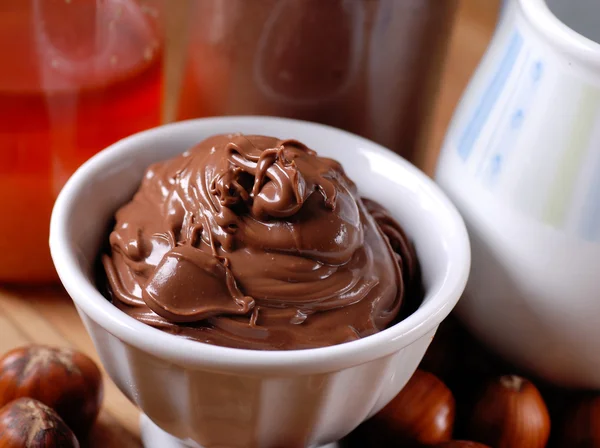 Crema de chocolate en el cuenco —  Fotos de Stock