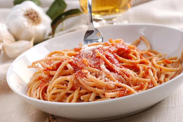 Spaghetti met tomatensaus — Stockfoto