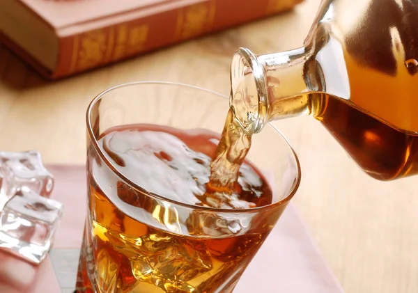 Pour the whiskey — Stock Photo, Image