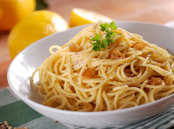 Spaghetti with lemon — Stock Photo, Image