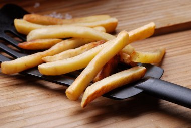 patates kızartması ön planda