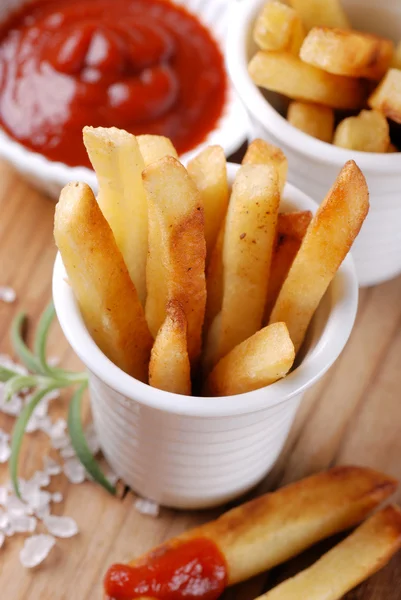 Porción de papas fritas —  Fotos de Stock