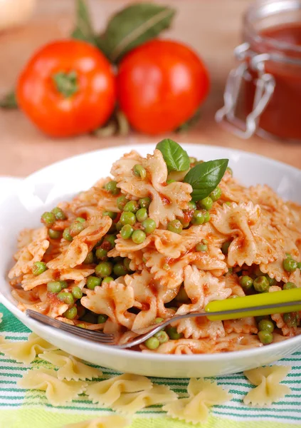 Pasta con salsa de tomate, guisantes y tocino —  Fotos de Stock