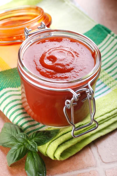 Tomatsåsen i glasburk — Stockfoto