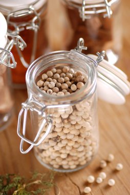 ahşap masa üzerinde cam baharat