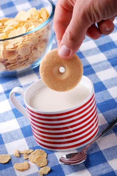 Cookies and milk for breakfast — Stock Photo, Image