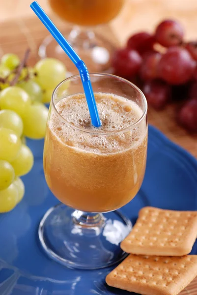 Batido de uva en el vaso de precipitados — Foto de Stock