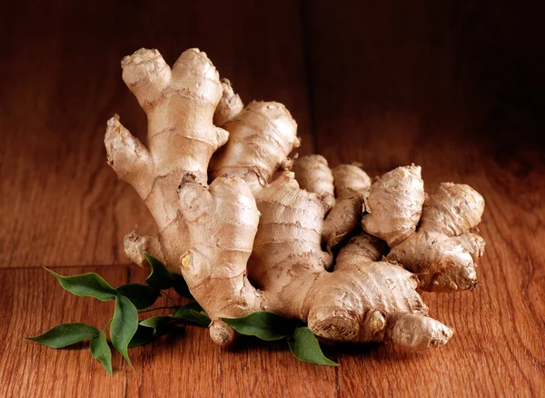 Organic ginger in the foreground — Stock Photo, Image