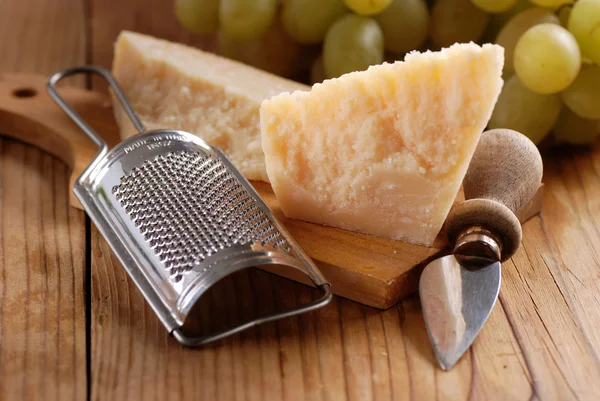 Queijo parmesão na tábua de corte — Fotografia de Stock