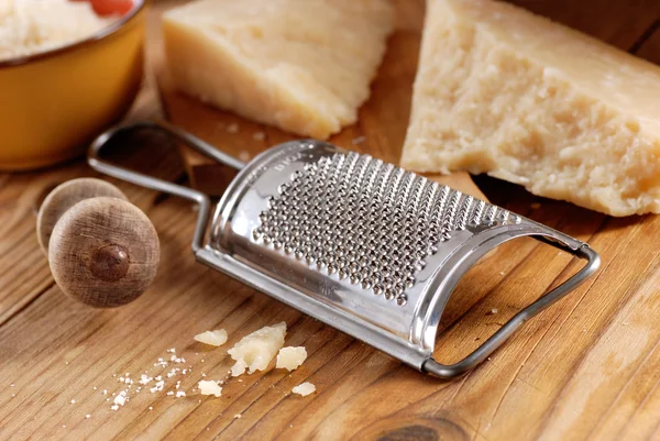 Queijo parmesão na tábua de corte — Fotografia de Stock