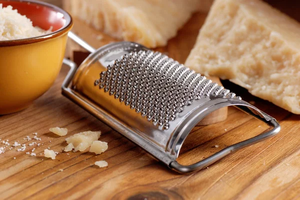 Queso parmesano en tabla de cortar — Foto de Stock