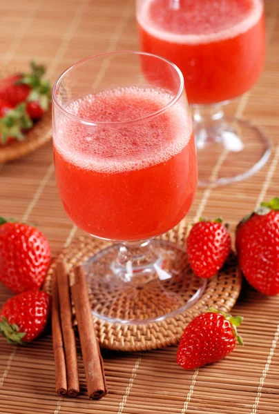 Smoothie à la fraise dans un bécher en verre — Photo