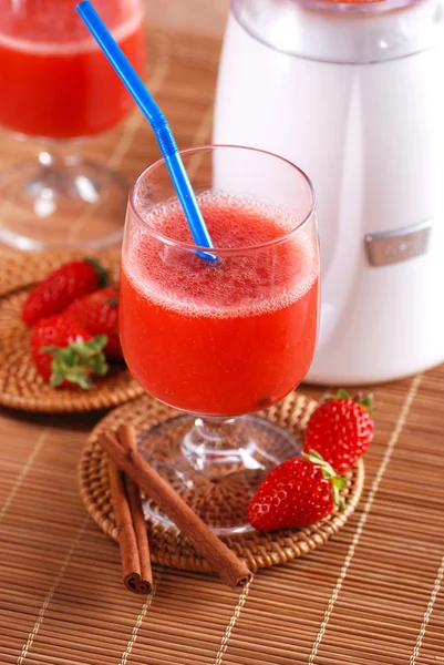 Smoothie à la fraise dans un bécher en verre — Photo