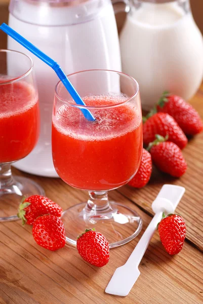 Smoothie à la fraise dans un bécher en verre — Photo