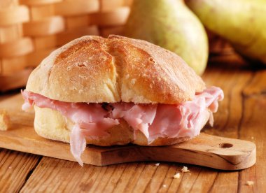 Jambonlu sandviç tablo