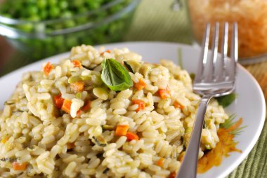 çeşitli sebzeli risotto