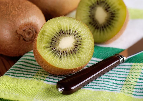 Sliced kiwi fruit on the table — Stock Photo, Image
