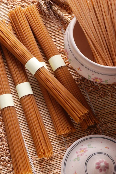 Organic wholemeal spaghetti — Stock Photo, Image