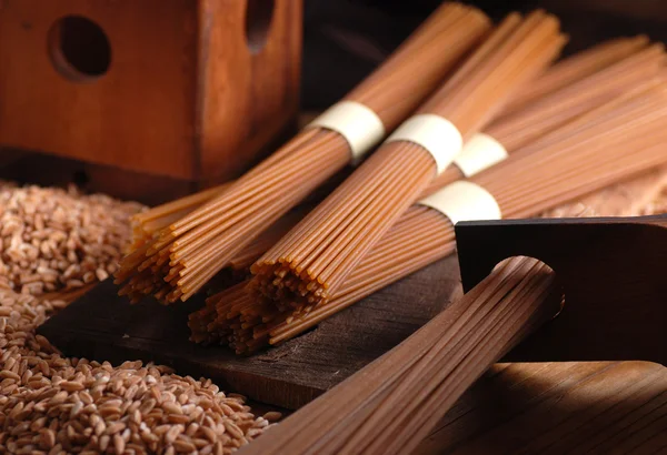 Organic wholemeal spaghetti — Stock Photo, Image