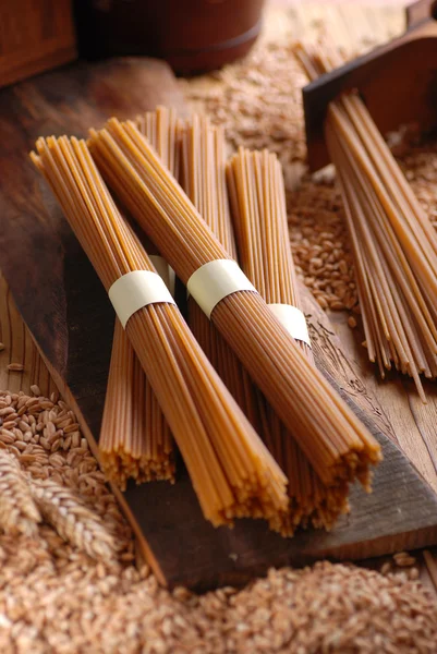 Organic wholemeal spaghetti — Stock Photo, Image