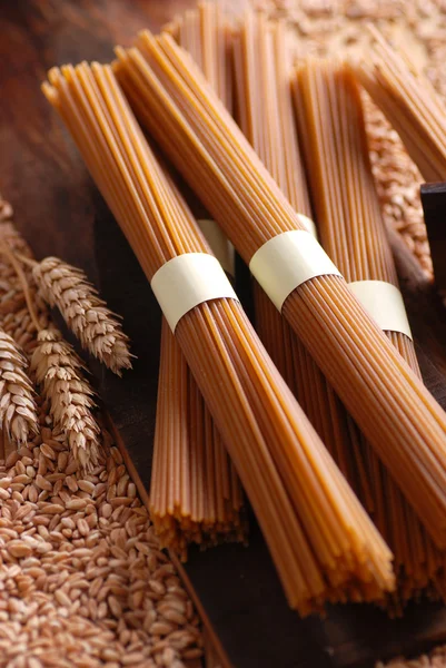 Biologische volkoren spaghetti — Stockfoto