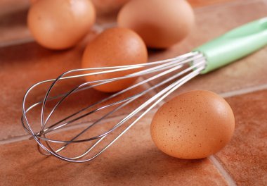 yumurta ve yumurta çırpıcı