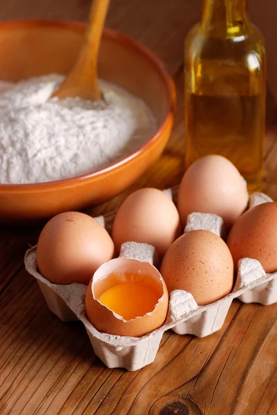 Яйца, мука и оливковое масло — стоковое фото