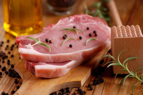 Costillas de cerdo en la tabla de cortar — Foto de Stock