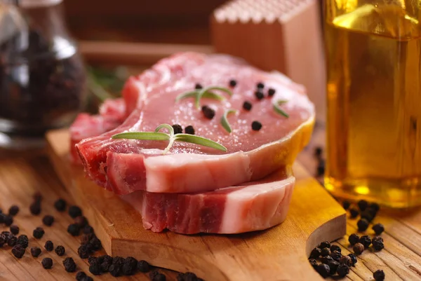 Costillas de cerdo en la tabla de cortar — Foto de Stock