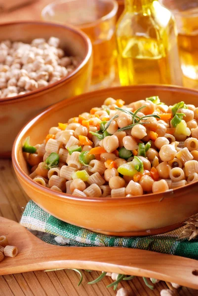 ひよこ豆と野菜のパスタ — ストック写真