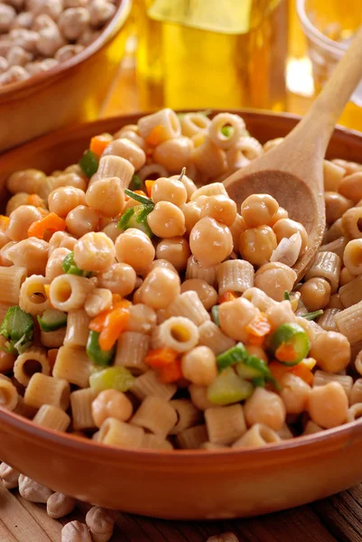 Macarrão com grão de bico e legumes — Fotografia de Stock