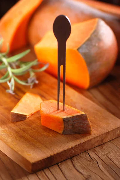 Trozos de calabaza en la mesa —  Fotos de Stock