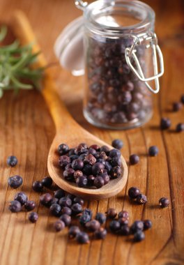 Ardıç meyveleri kaşık üzerinde