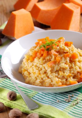 plaka üzerinde kabak risotto