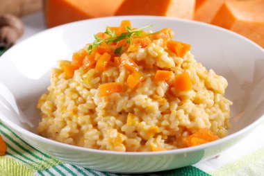 plaka üzerinde kabak risotto