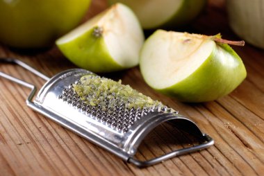 Paslanmaz aracıyla rendelenmiş elma