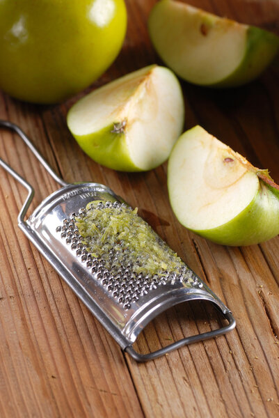 grated apple with tool stainless