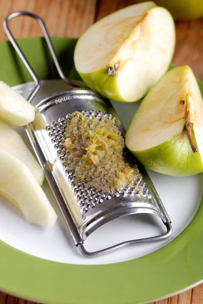 Geriebener Apfel mit Werkzeug Edelstahl — Stockfoto