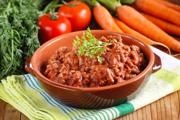 Molho de carne na tigela — Fotografia de Stock