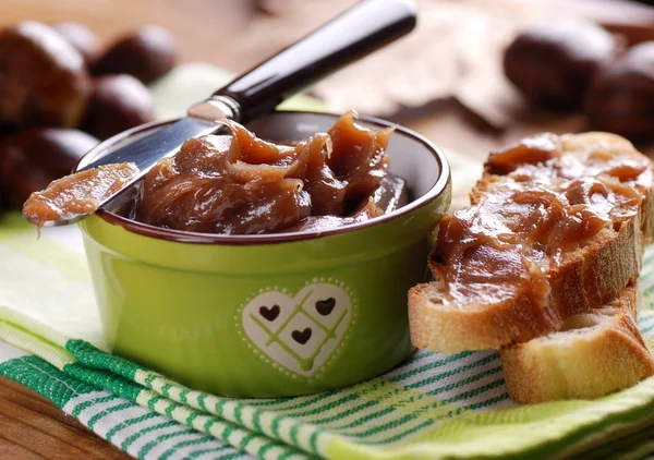 Creme de castanha na tigela — Fotografia de Stock