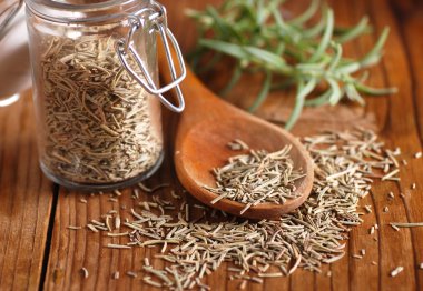 üzerinde kaşığı kurutulmuş biberiye