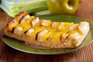 яблучний пиріг на тарілці