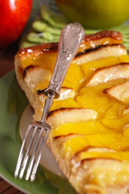 яблучний пиріг на тарілці